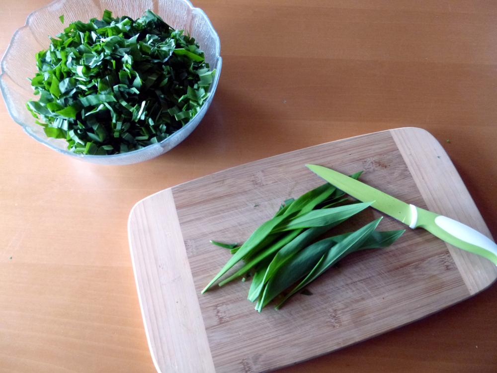 Bärlauch für Pesto kleinschneiden mit Keramikmesser