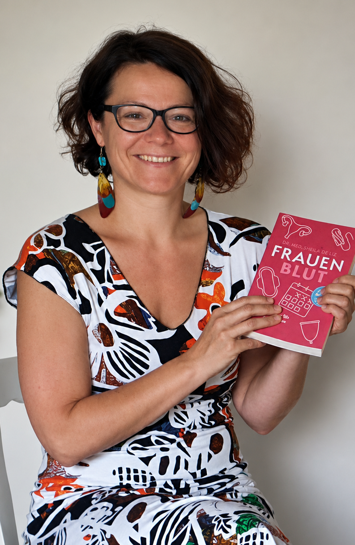 Portrait von Manuela Kloibhofer mit ihrem Buch Frauenblut